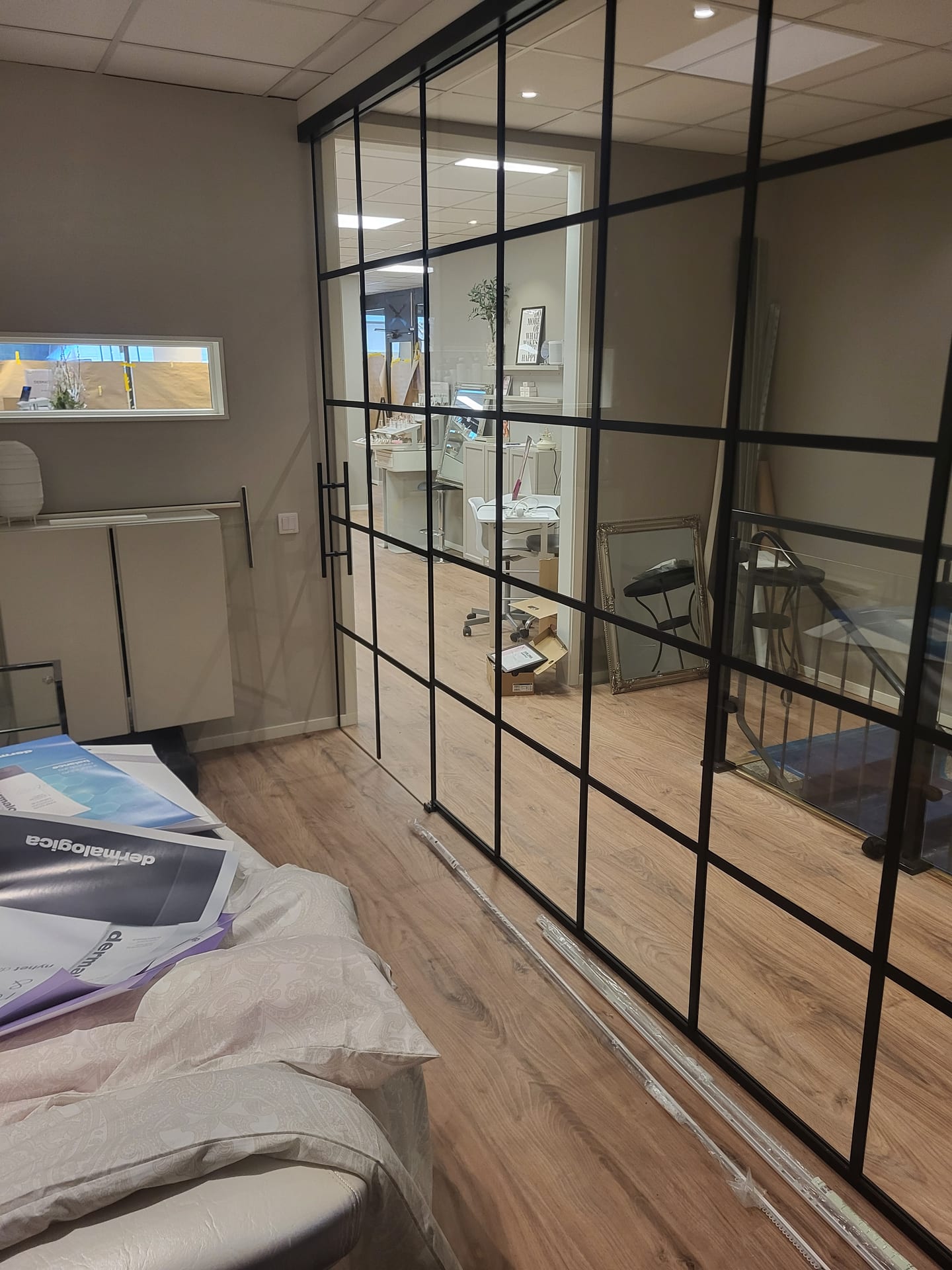 Glasvägg med industrispröjs i skönhetssalong